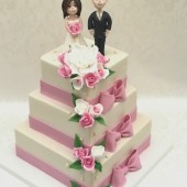 186.Čtvercový svatební marcipánový dort s mašlemi, růžemi ve dvou barvách a zelenými spirálkami