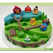 8. Marcipánový patrový dort tematický malý – Angry birds