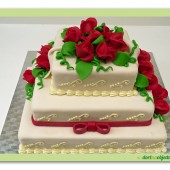 179.Svatební marcipánový dort hranatý s rudými růžemi