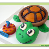 223. Marcipánový modelovaný 3D dort – želvička s narozeninovým dortem