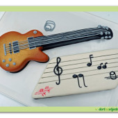 250. Marcipánový modelovaný dort – Kytara s notami