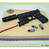 264.Marcipánový dort s pistolí a laserovým zaměřovačem
