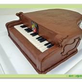 252. Marcipánový modelovaný dort – Klavír Petrof