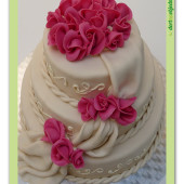 567. Svatební dort s růžemi, šálou a ornamenty